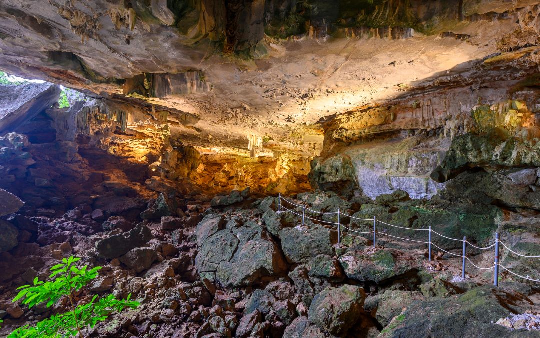 halong-bay-caves-4