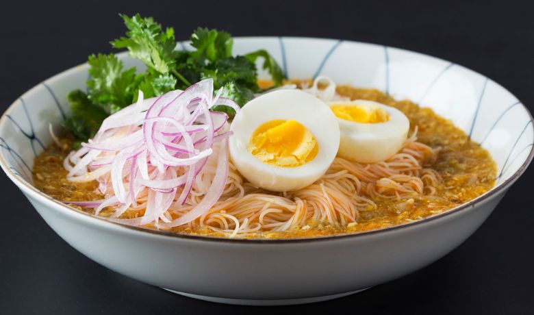 street-food-in-myanmar-1-mohinga