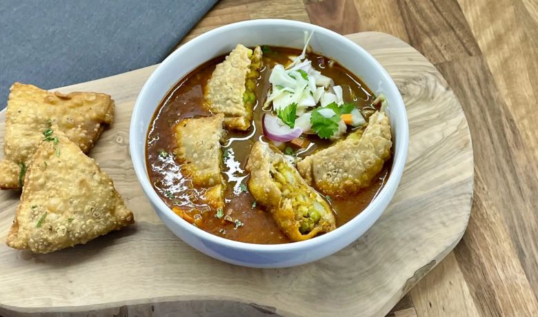 street-food-in-myanmar-6-samosa-thoke