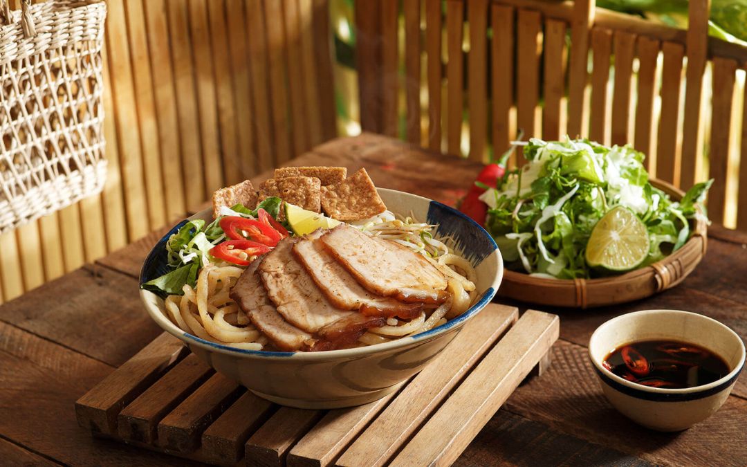 what-to-eat-in-vietnam-10-cao-lau