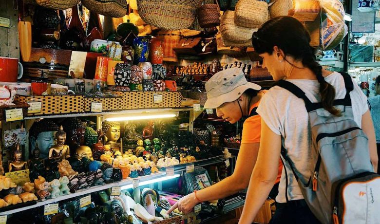 how-to-haggle-in-vietnam-1-travelers-in-market