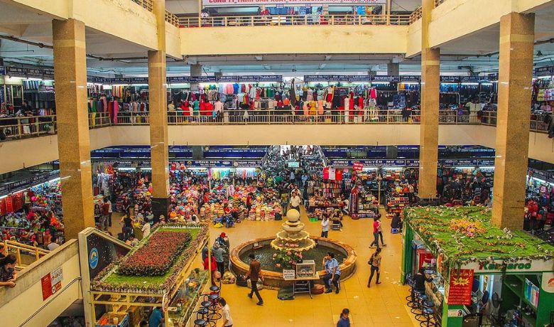 how-to-haggle-in-vietnam-3-dong-xuan-market