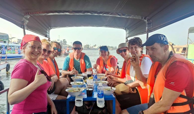 how-to-haggle-in-vietnam-7-floating-markets