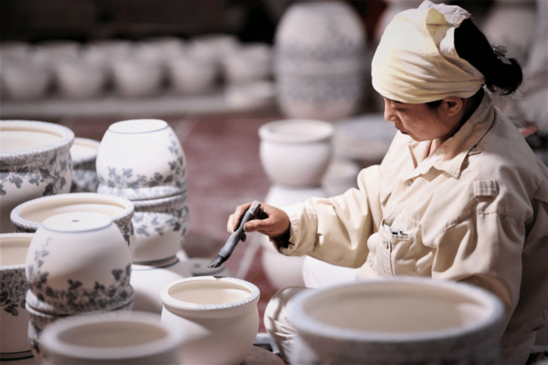 Making ceramic vases in Bat Trang village