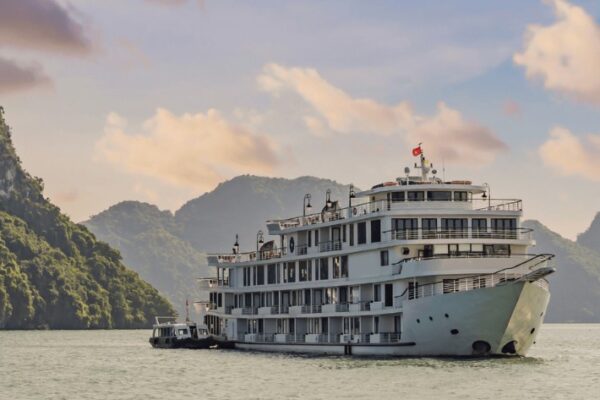 Top 19 Best Cruises In Halong Bay For A Luxury Holiday