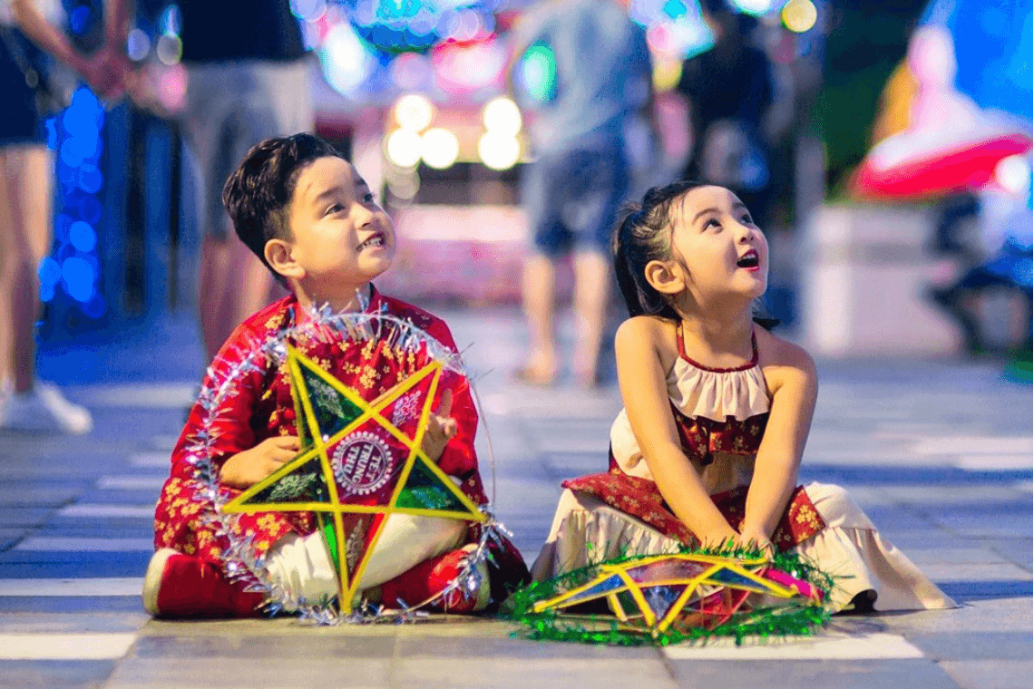 Vietnamese childrens celebrate Mid-autumn festival