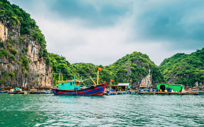 unique-things-to-do-in-vietnam-3-lan-ha-bay