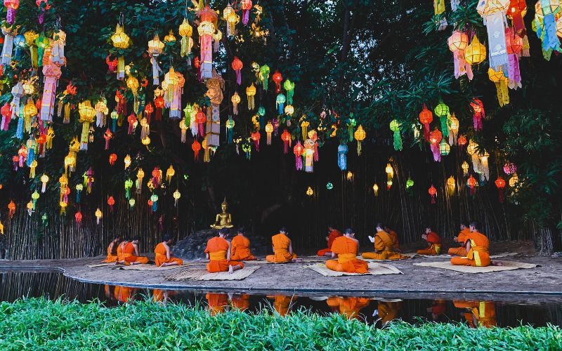 04_monks at Wat Phan Tao