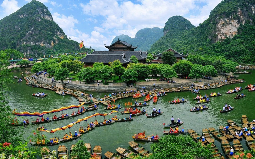 ninh-binh-boat-tour-trang-an-lanscape-view