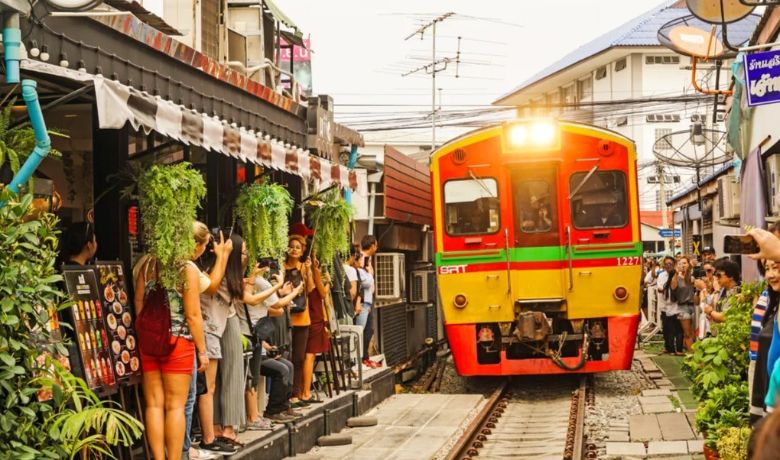 maeklong-railway-market-thailand